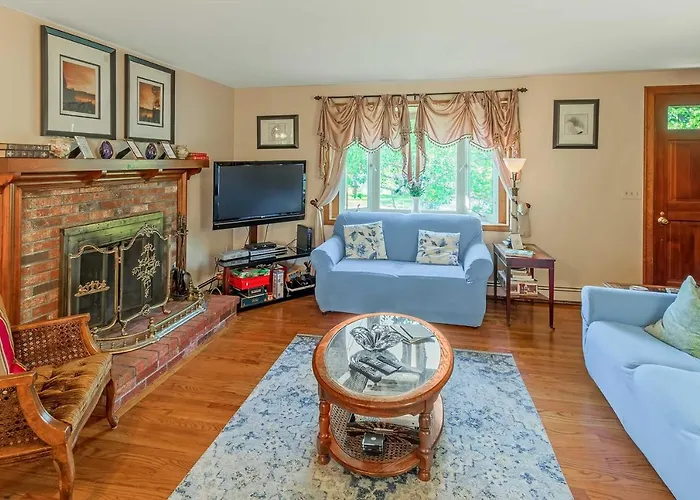Walk To Beach & Main St: Dog-Friendly Cape Cod Gem
