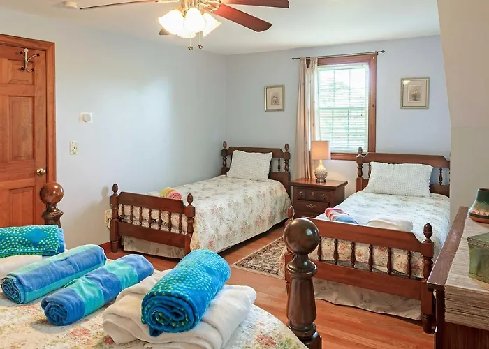 Walk To Beach & Main St: Dog-Friendly Cape Cod Gem