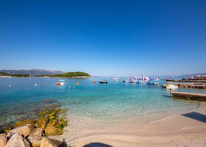 Hotel New Crystal With Private Beach