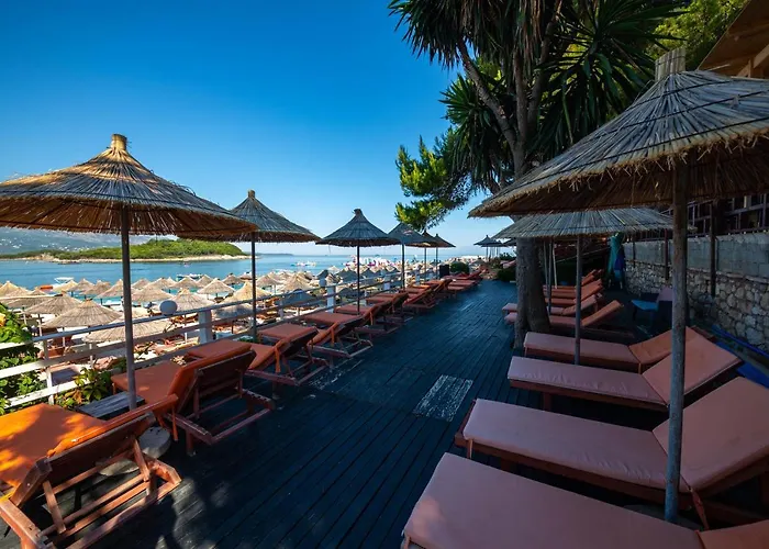Hotel New Crystal With Private Beach
