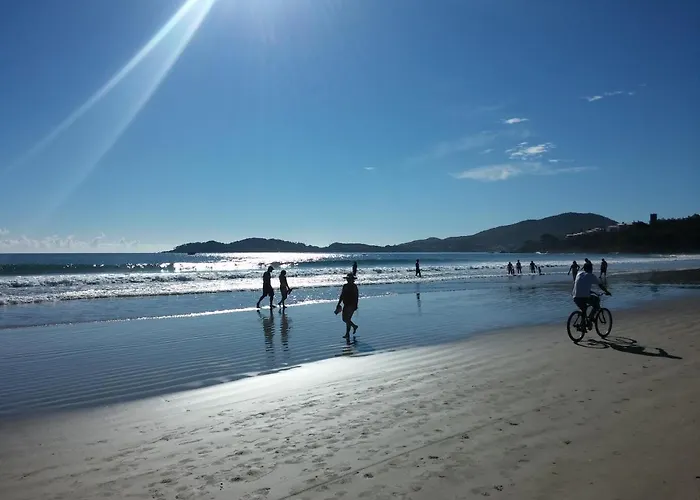 Apto 1 Quarto, Centro De Bombinhas, 130 Metros Da Praia.