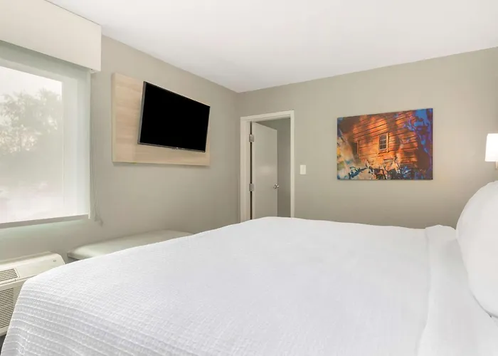 Best Western Plus Cleveland Inn & Suites