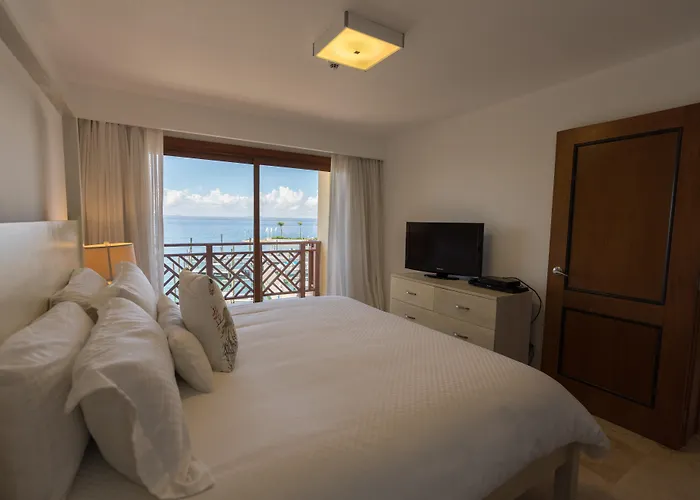 The Bannister Hotel & Yacht Club