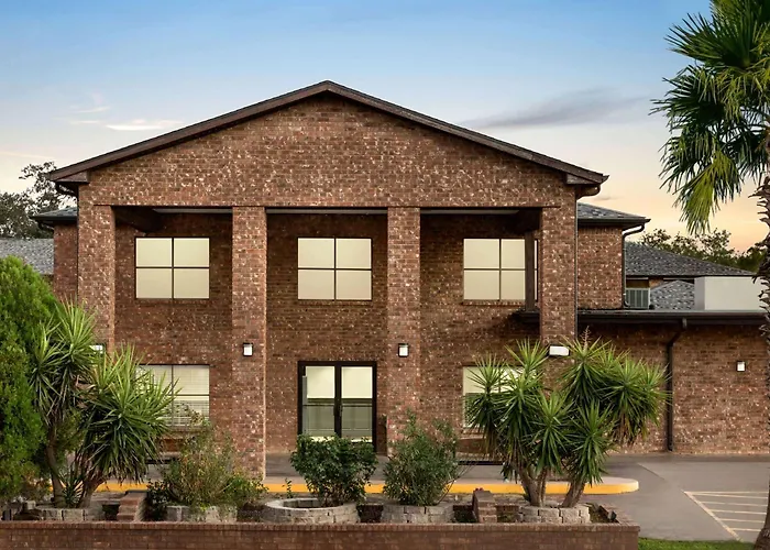 Super 8 By Wyndham Universal City