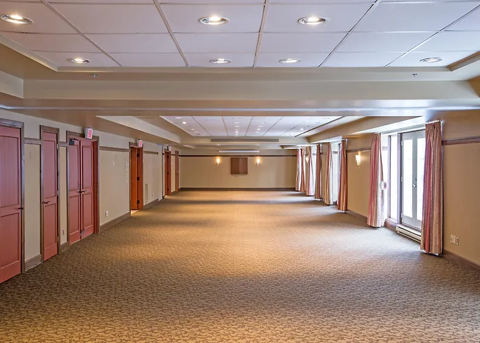 Holiday Inn Express & Suites Tremblant By Ihg