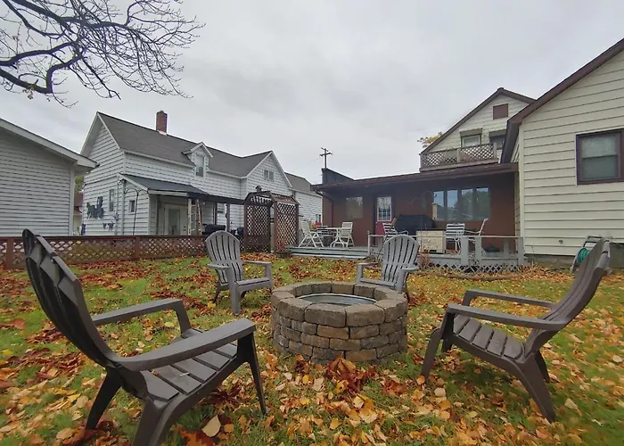 Huge Historic, W/Large Yard & Close To Beach