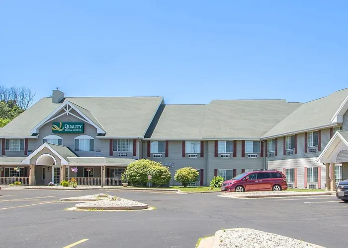 Quality Inn & Suites East Troy I-43