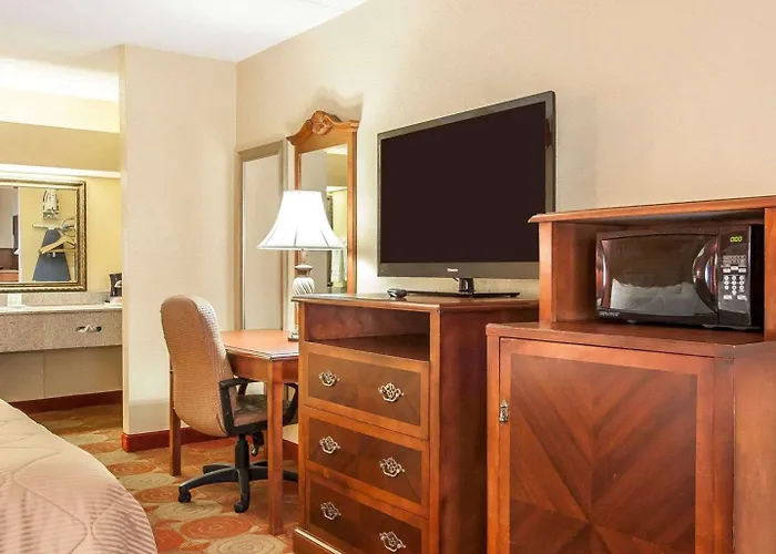 Clarion Inn & Suites University Center