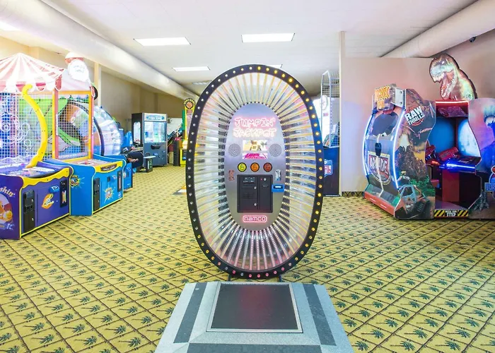 Ramada By Wyndham Des Moines Tropics Resort & Conference Ctr