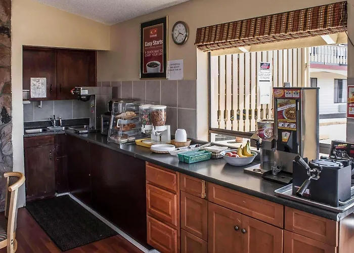 Econo Lodge Inn & Suites