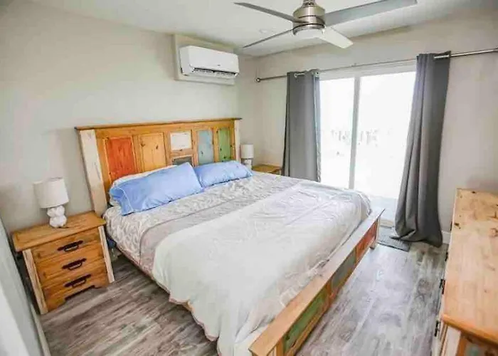 Beachfront Retreat! 3 Steps To Walkover!