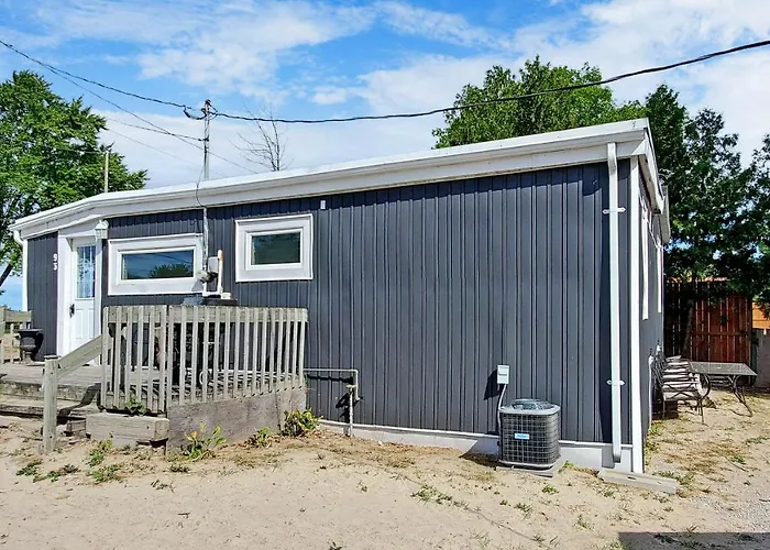 Main Beach River Retreat - Wasaga Beach 1 - Main Strip - 93 Mosley St