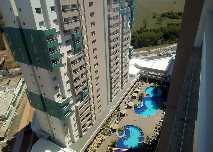 Olimpia Park Resort - Em frente à portaria do Thermas dos Laranjais