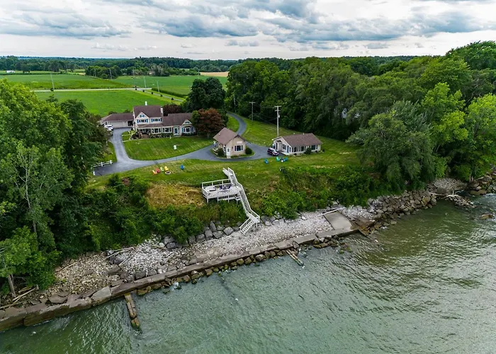 Cozy Lakefront Cottage
