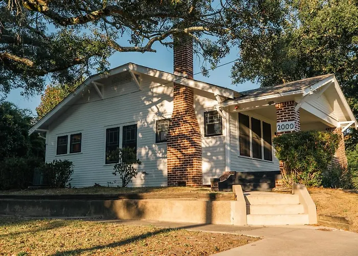 Gulf Coast Craftsman - Cozy, Charming & Central!