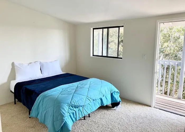 Modern & Cozy Gem ~ Walk To The Beach ~ Queen Beds