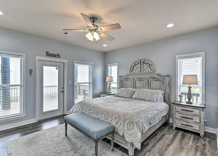 Group Getaway W/ Deck, Steps To Crystal Beach!