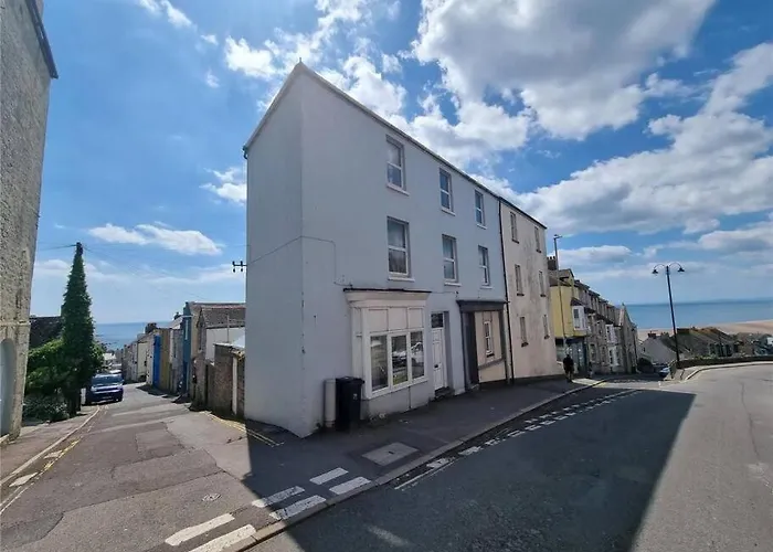 Bright & Beautiful 4 Bedroom House With Sea Views