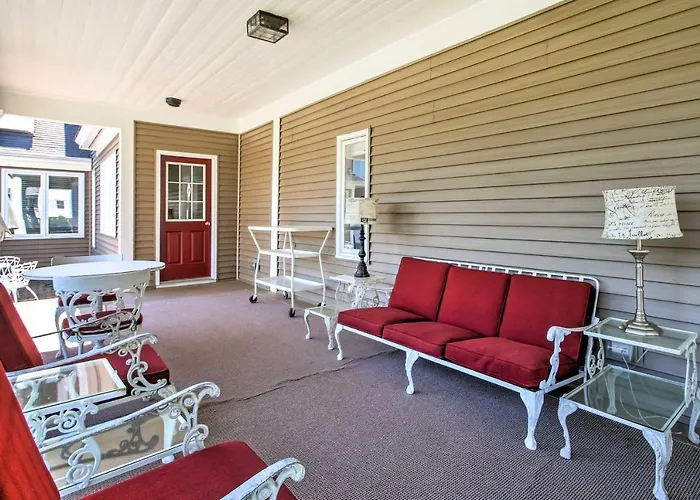 Large Kennebunk Home, Walk To Beach < 2 Mi To Town