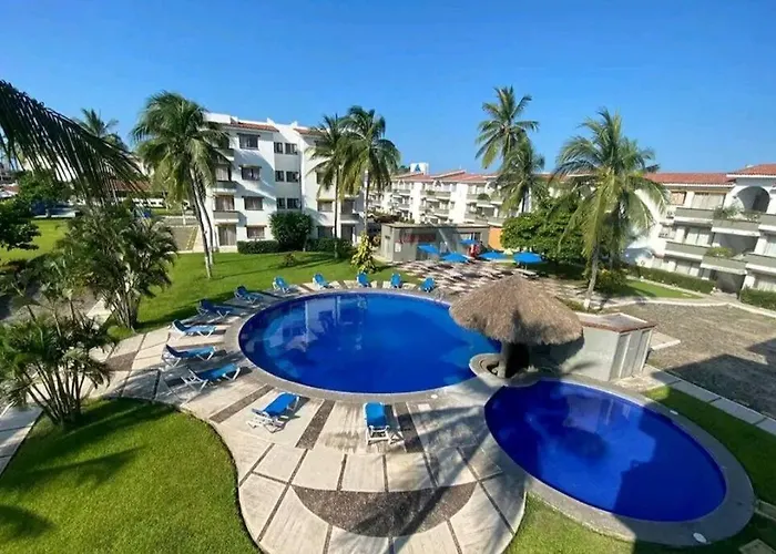 Magnifico Departamento: Beachfront Oasis with Pools and Comfort for 6