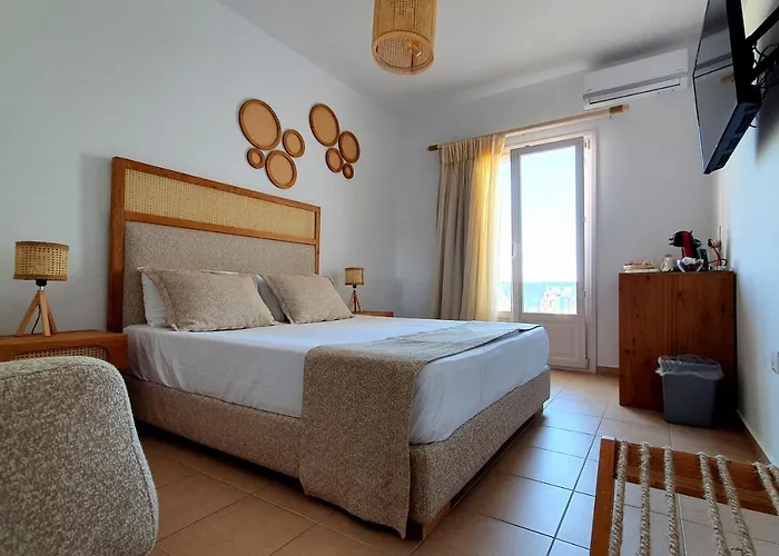 Sarakiniko Rooms
