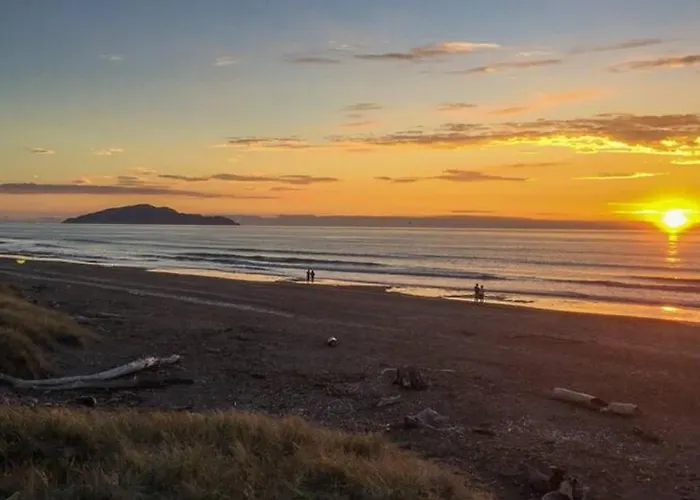 Cosy Kiwi Bach Kid And Pet Friendly Beach House