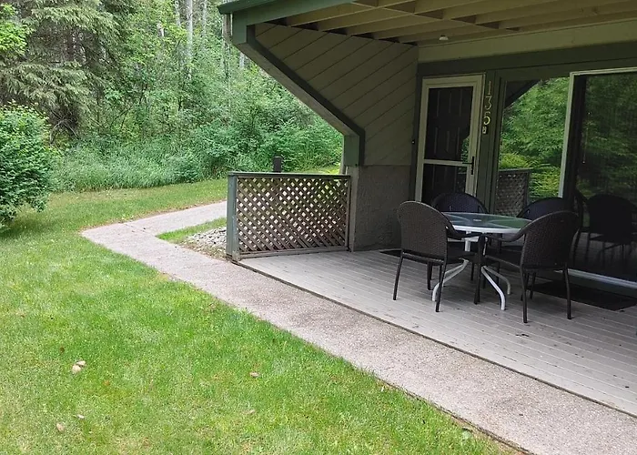 Rent Now 2450 By Month! Akiskinook Resort! 1 Bedroom Main Floor Townhome! Private Entrance! Sleeps 4! Sandy Beach Lakefront Resort! Tennis, Pickle, Basket Ball Courts, Indoor Pool, Hot Tub, Squash Court! Short Drive To Radium Or Fairmont Hot Springs!