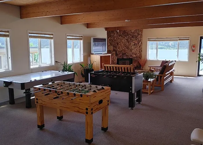 Rent Now 2450 By Month! Akiskinook Resort! 1 Bedroom Main Floor Townhome! Private Entrance! Sleeps 4! Sandy Beach Lakefront Resort! Tennis, Pickle, Basket Ball Courts, Indoor Pool, Hot Tub, Squash Court! Short Drive To Radium Or Fairmont Hot Springs!