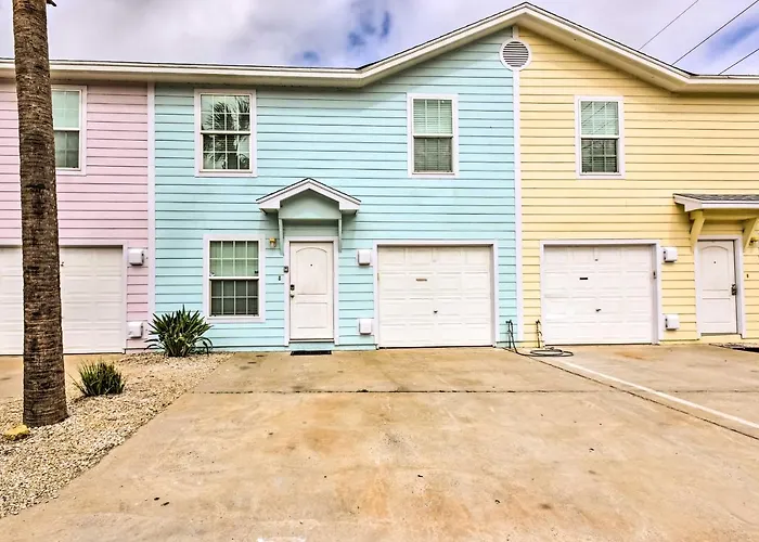 Near Port Aransas Beach: Condo W/ Pool Access