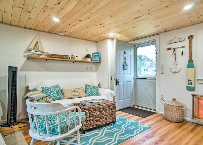 Walk To Beach: Bright & Cozy Cape Cod Studio!