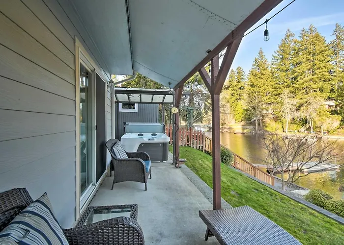 'The Peacock House' - Waterfront Home W/ Hot Tub!