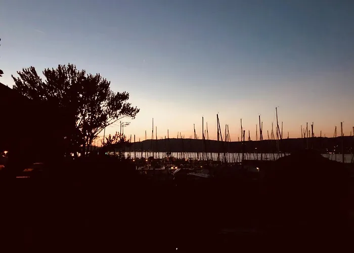 Zwischen Hafen Und Strandbad