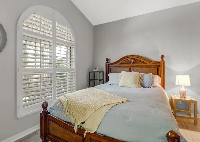 Cozy Beach House - 5 minutes from Vanderbilt Beach