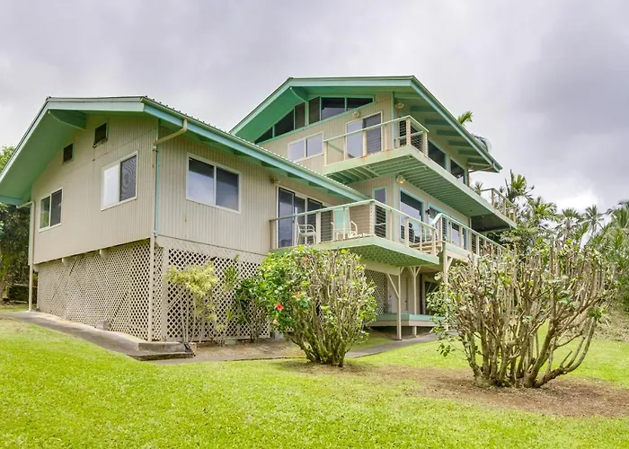 Hilo Home W/ Private Deck + Stunning Ocean Views!