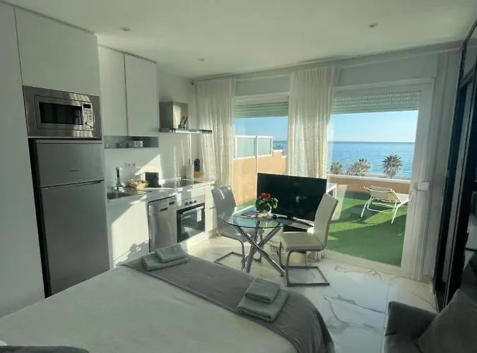 Coqueto estudio-ático EN PRIMERA LÍNEA DE PLAYA CON PRECIOSAS VISTAS AL MAR