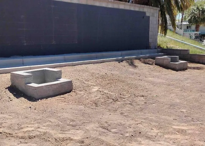 3 Bedroom, 2 Bath 1 Min Walk To The Beach