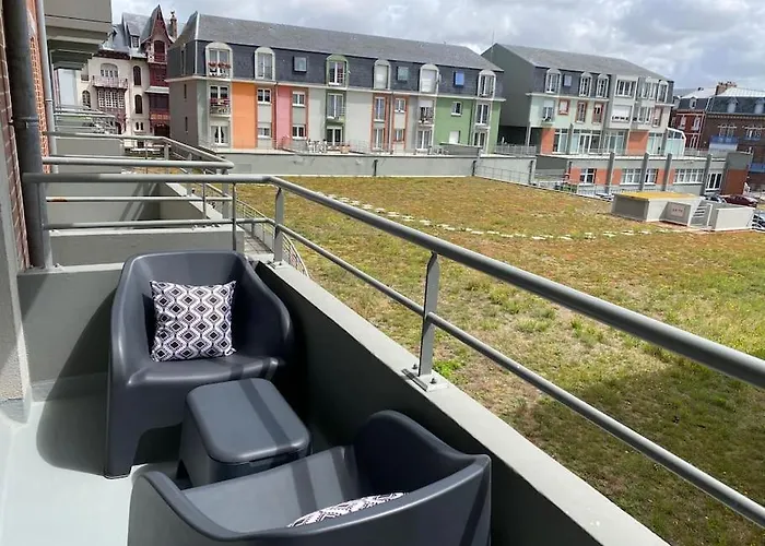 Trimaran Studio 10 mètres de la plage avec balcon/terrasse