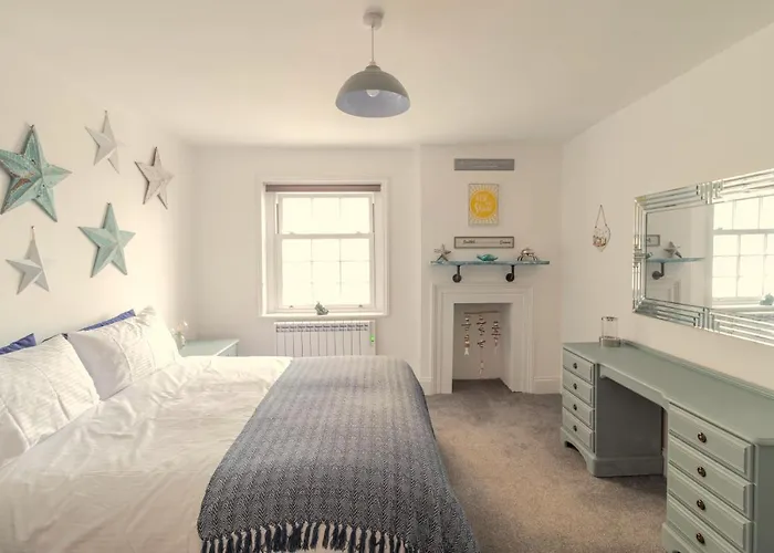 Lovely 2- Bedroom Apartment With Stunning Sea Views
