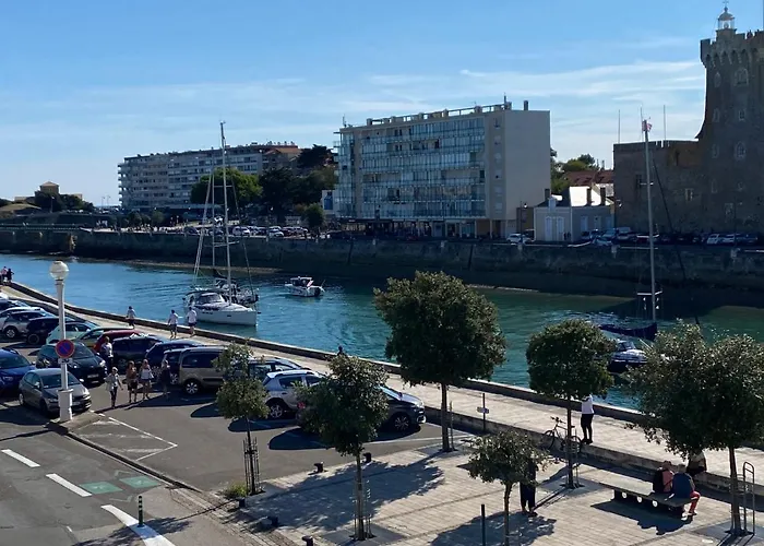 Vue panoramique mer et chenal même de la chambre ascenseur 50m2 situation idéale en option garage fermé privé
