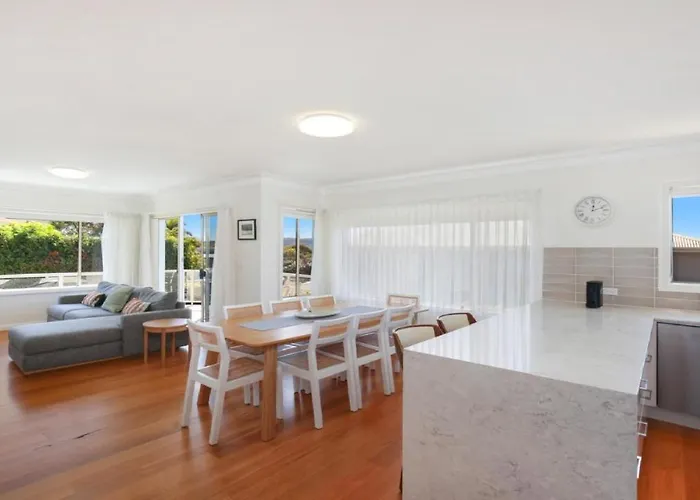Moon Glow Views, Short Walk To Beach Accom Holidays