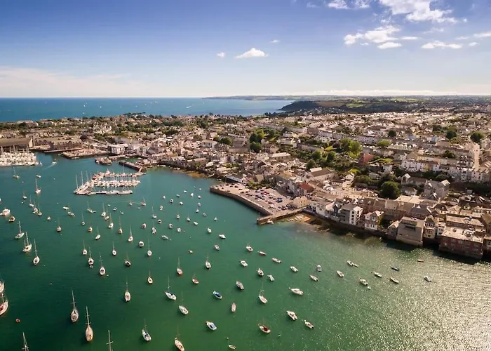 The Nest, Central Falmouth, 10 Mins To The Beaches And Off Street Parking