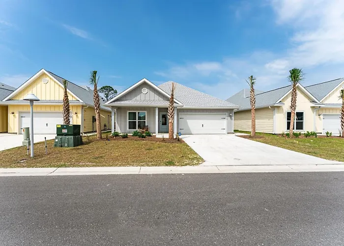 2 Resort Style Pools ! Walk2Beach ! 4 Bedrooms ! Board Walk ! Grill !