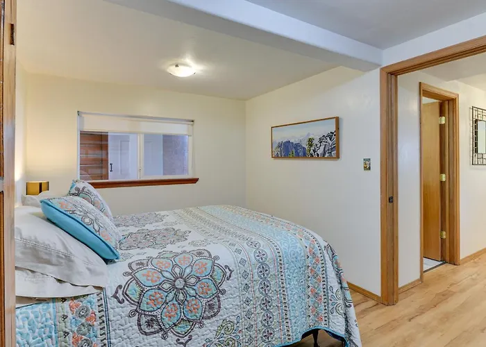 Mckinleyville Getaway W/ Hot Tub & Ocean Views!