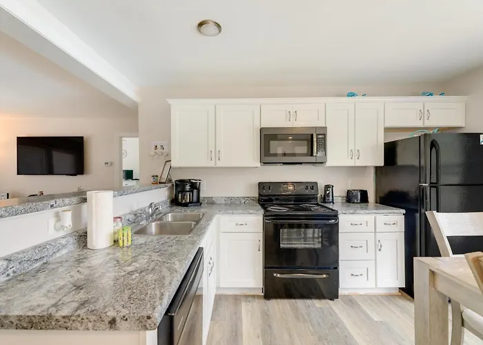 Coastal Emerald Isle Retreat W/ Deck & Grill!
