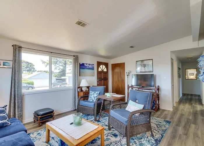 Central Bandon Retreat W/ Deck < 1 Mi To Beach!