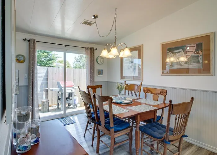 Central Bandon Retreat W/ Deck < 1 Mi To Beach!