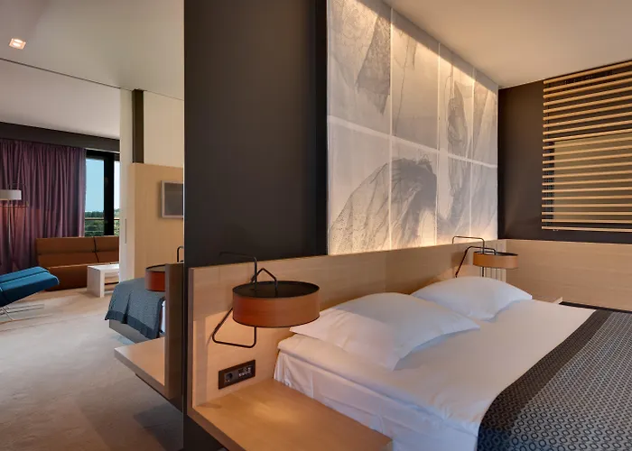 Lone Hotel By Maistra Collection
