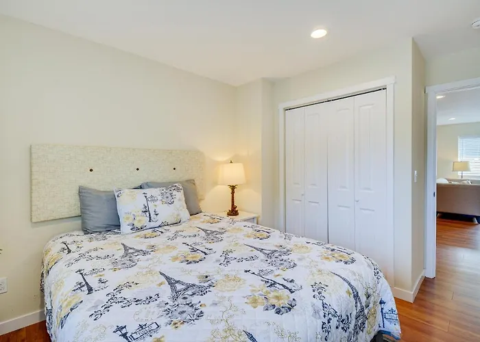Westport Vacation Rental W/ Private Hot Tub!