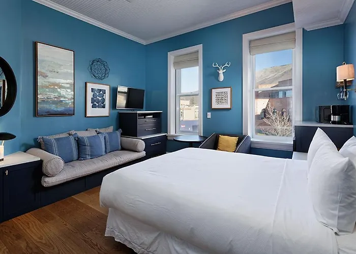 Independence Square 205, Stylish Hotel Room With Ac, Great Location In Aspen