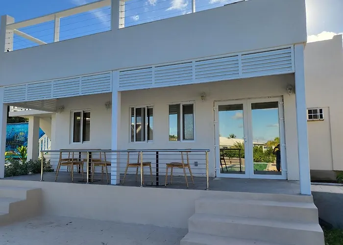 Crawlbay Suites Hotel